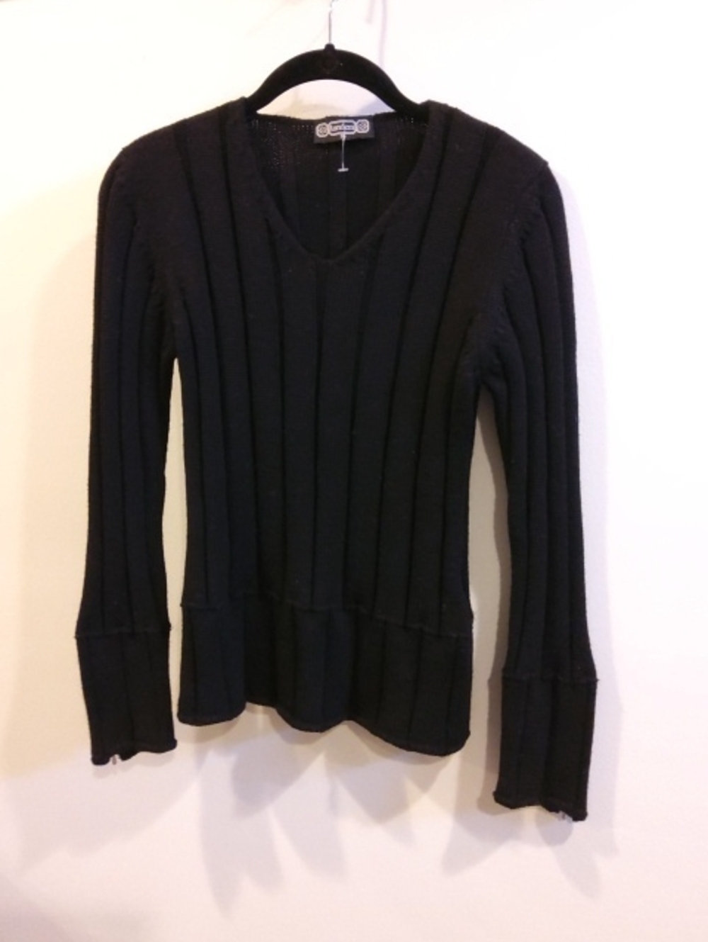 💥NWOT💥Black Ribbed V‑Neck Long Sleeve Sweater w/ZipperCuffs